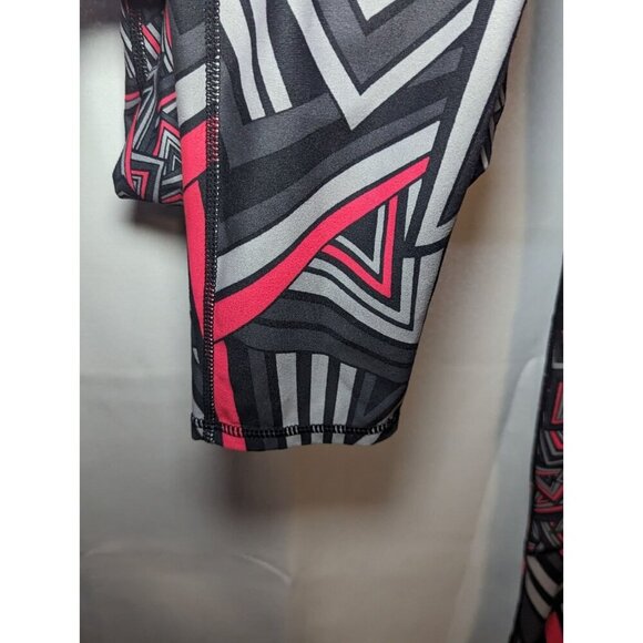 Fabletics Leggings Black Pink Women’s Fitted Geometric Triangles Size Medium - Picture 4 of 15